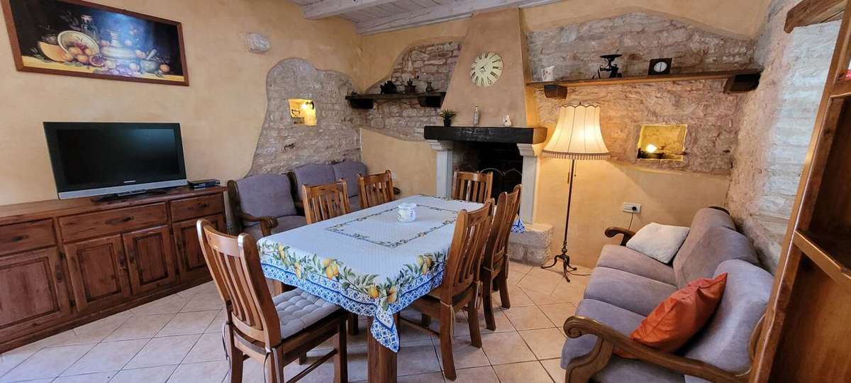 Posest z dvema kamnitima hišama in bazenom